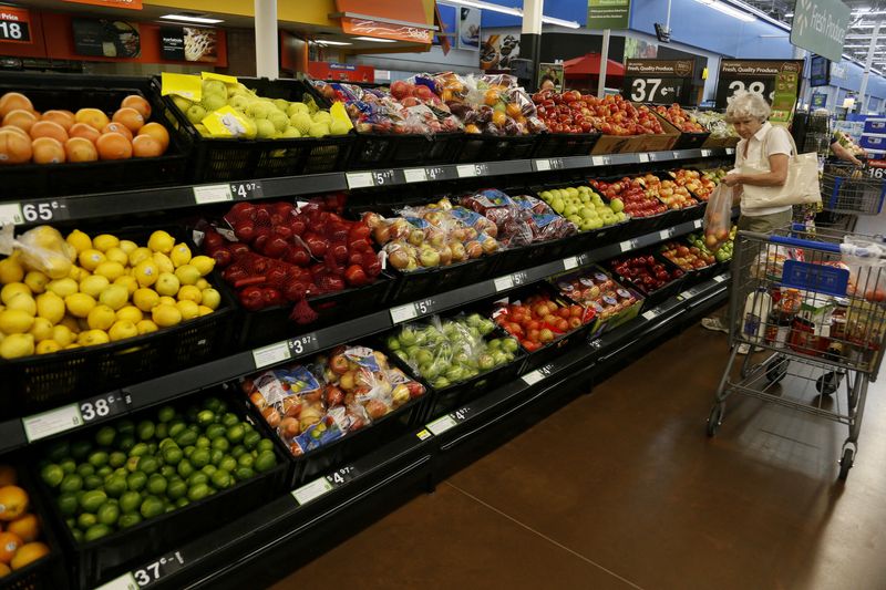 © Reuters.  FILE PHOTO: The fresh produce section is seen at a Walmart Supercenter in Rogers, Arkansas, June 6, 2013. REUTERS/Rick Wilking/File Photo